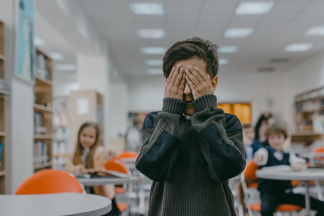 Foto di Mikhail Nilov: https://www.pexels.com/it-it/foto/scuola-bambini-triste-universita-7929483/